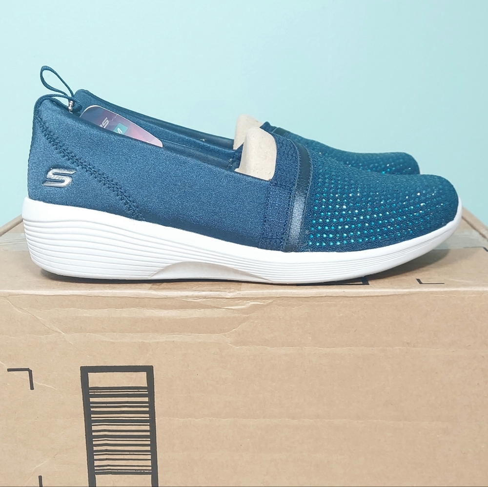 Sketchers On The Go Navy Slip-On Memory Foam Women's Shoe Size 5.5 NWT Preppy